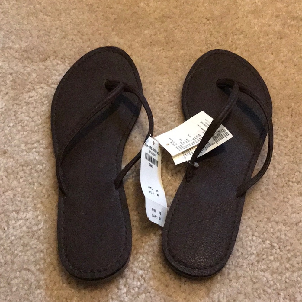 NWT Abercrombie and Fitch brown flip flops